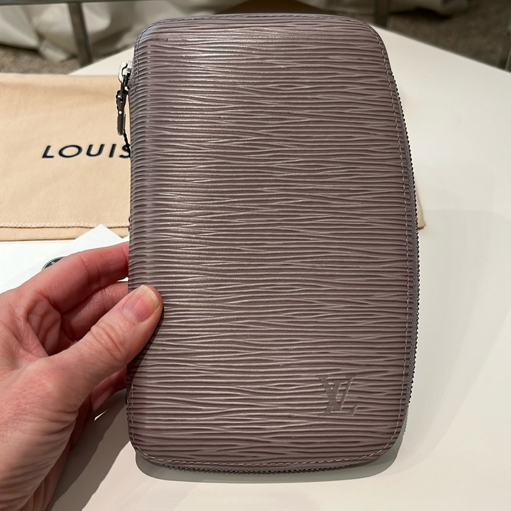 Authentic Louis Vuitton Geode Epi Zippy